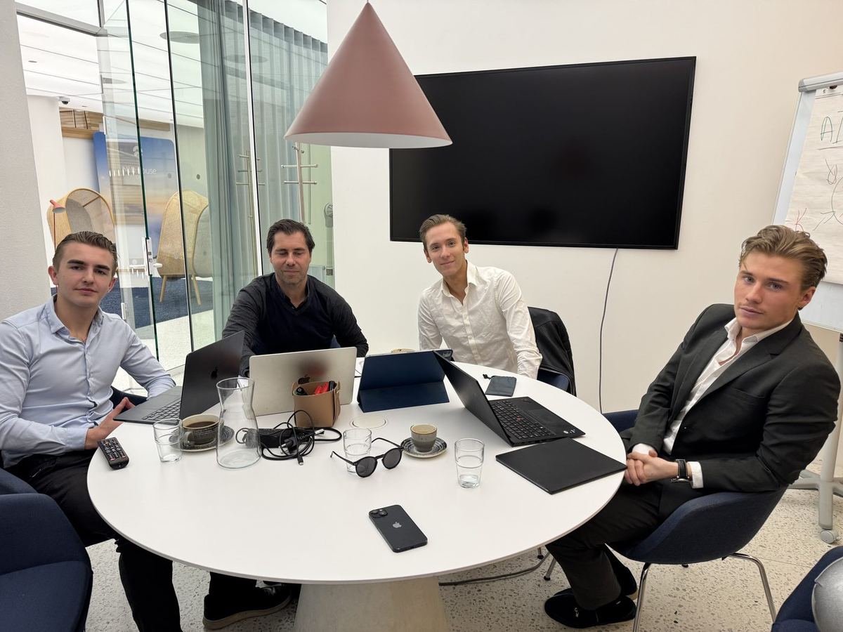 Salgsteam i arbeid med møtebooking