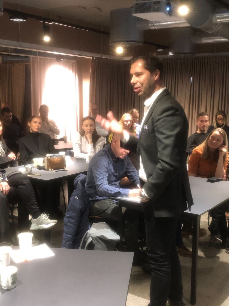 Ole-Arvid Liodden trener et salgsteam på en samling