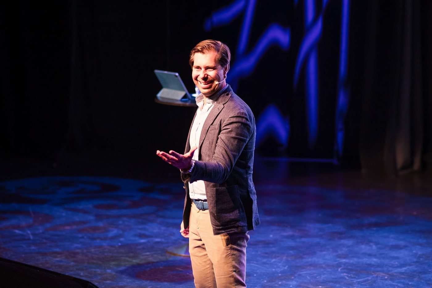 Ole-Arvid Liodden holder kickoff-foredrag for salgsteam