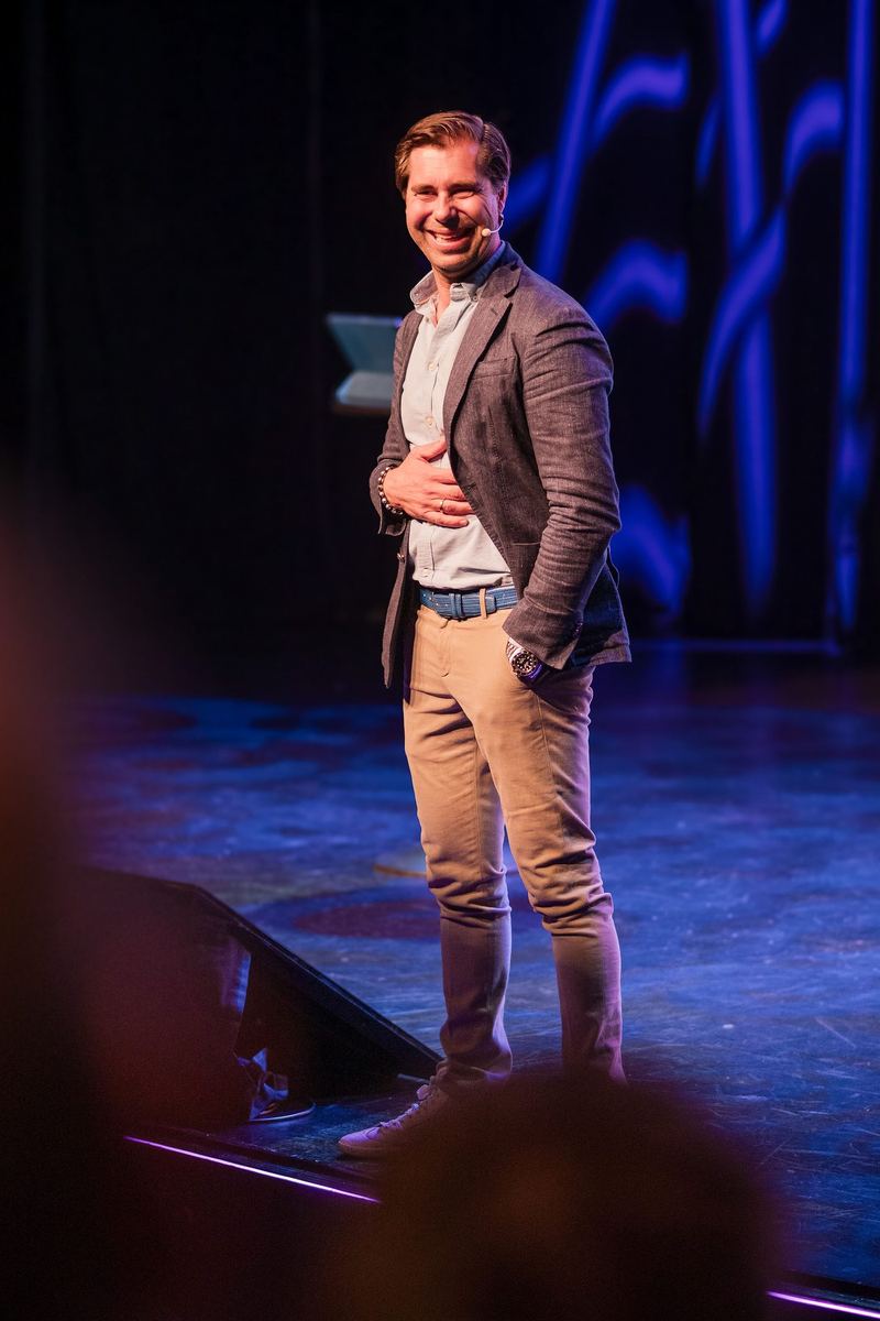 Ole-Arvid Liodden på scenen under en salgskickoff