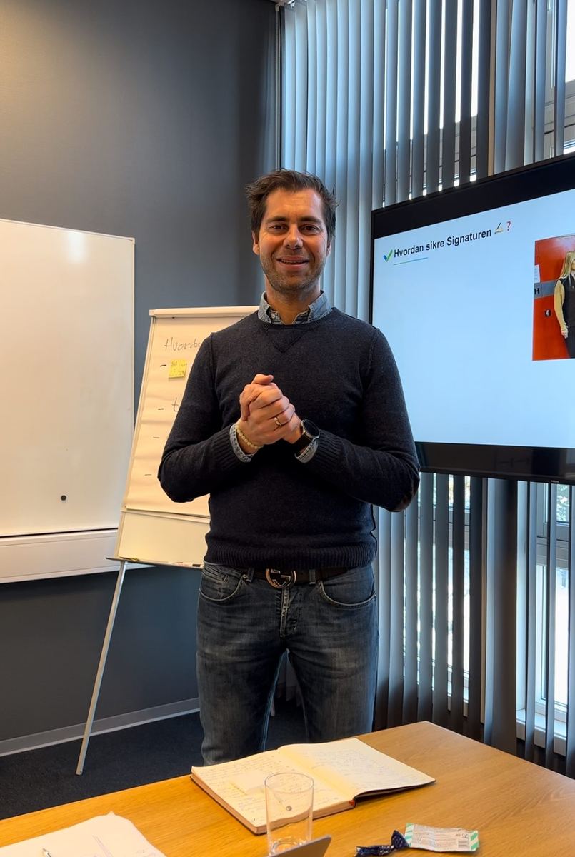 Ole-Arvid Liodden holder salgskurs ved whiteboard